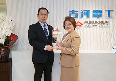 Right: Vice President Keiko Tanahashi of Clarivate Analytics (Japan) Co., Ltd.  Left: Tetsuro Ijichi, General Manager, Research & Development Division of Furukawa Electric Co., Ltd.