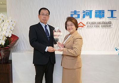 Right: Vice President Keiko Tanahashi of Clarivate Analytics (Japan) Co., Ltd. Left: Tetsuro Ijichi, General Manager, Research & Development Division of Furukawa Electric Co., Ltd.