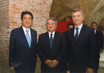 （左）安倍内閣総理大臣、（中央）執行役員常務　中村、（右）マクリ大統領