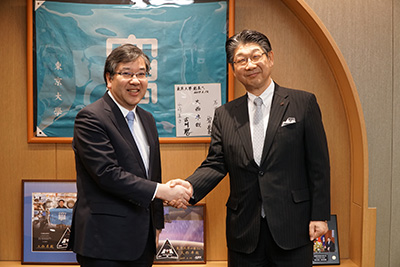 左；五神総長（東京大学）、右；小林（当社社長）