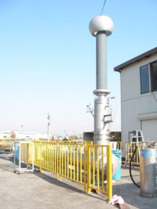 275kV 超電導電力ケーブル用気中終端接続部の写真